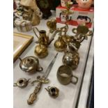 A QUANTITY OF BRASS ITEMS TO INCLUDE, WALL CANDLE SCONCES, SMALL KETTLES, AN ORNAMENTAL KNIFE, ETC