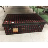 A RED AND BLACK DECORATED VINTAGE TIN TRUNK, LENGTH 83CM, HEIGHT 28CM, DEPTH 48CM