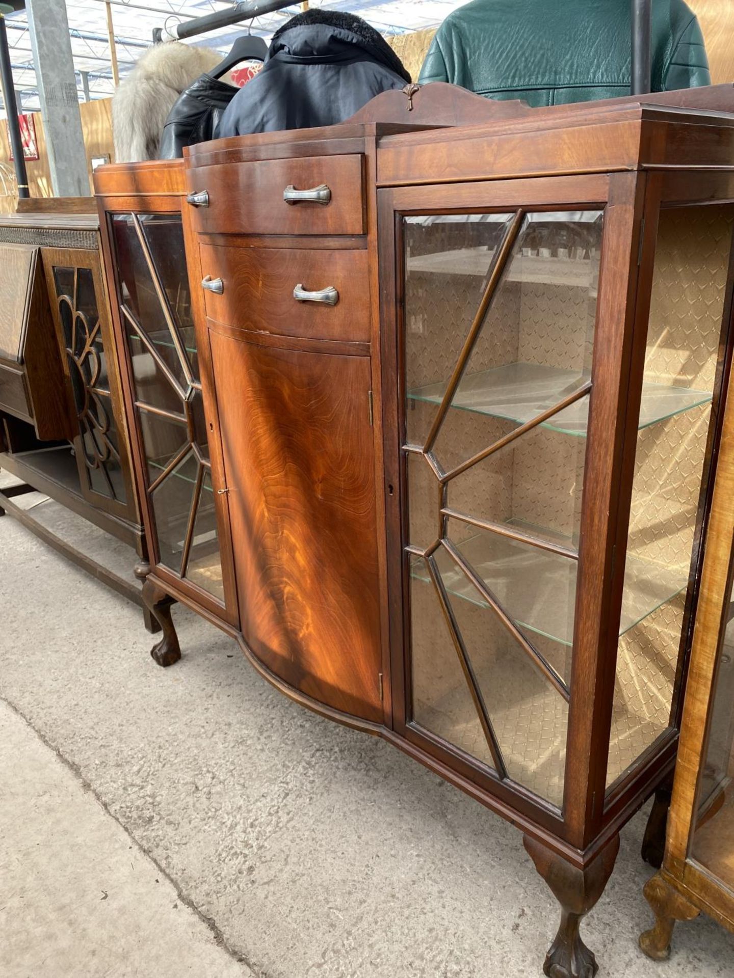 AN EARLY 20TH CENTURY MAHOGANY DISPLAY CABINET 48" WIDE - Image 2 of 6