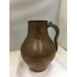 A HEAVY COPPER JUG WITH A BRASS HANDLE 30CM TALL