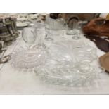 AN AMOUNT OF GLASSWARE TO INCLUDE, VASES, A CAKE STAND, SERVING PLATE, GLASSES, ETC