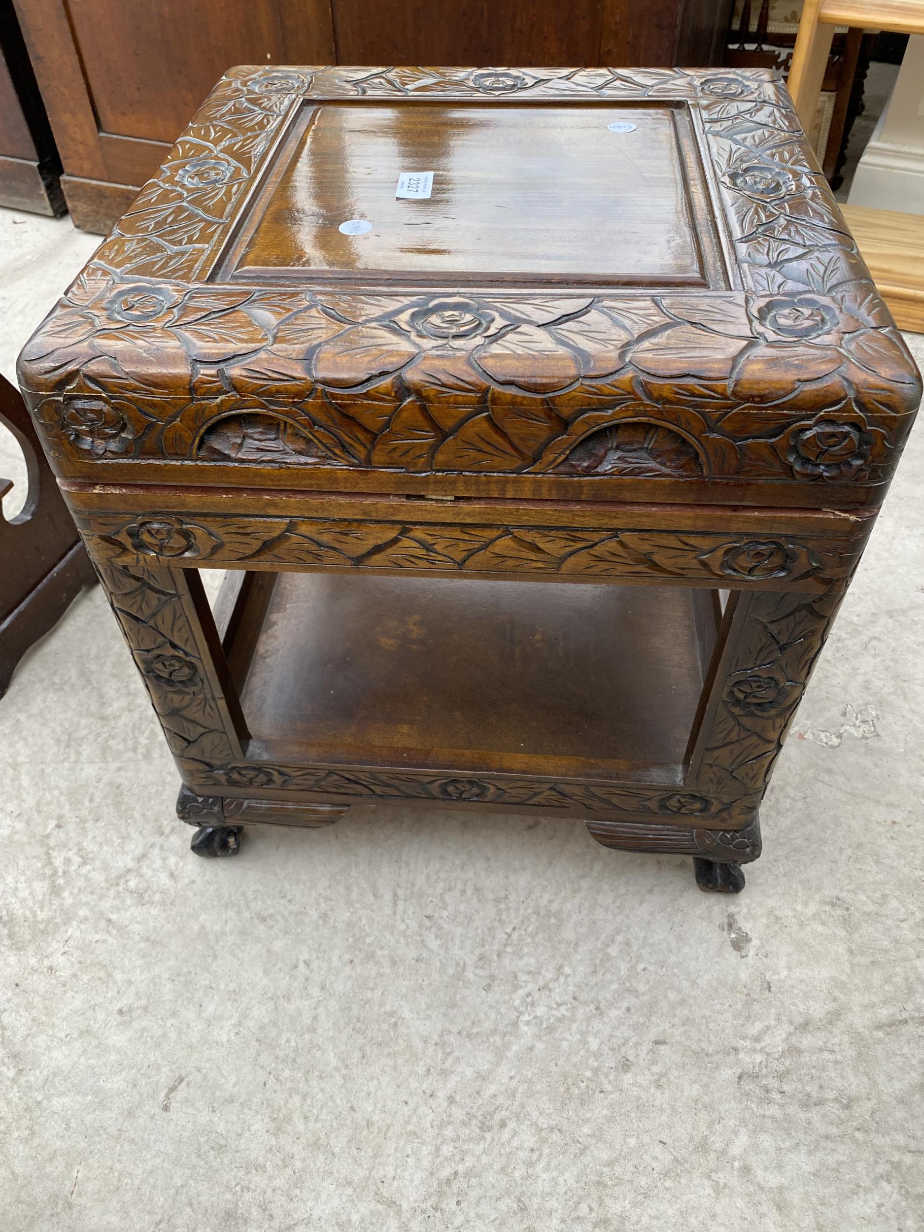 A HEAVILY CARVED ORIENTAL LAMP TABLE - Image 5 of 5