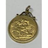 A 1900 GOLD SOVEREIGN IN A 9 CARAT GOLD MOUNT GROSS WEIGHT 9.3 GRAMS