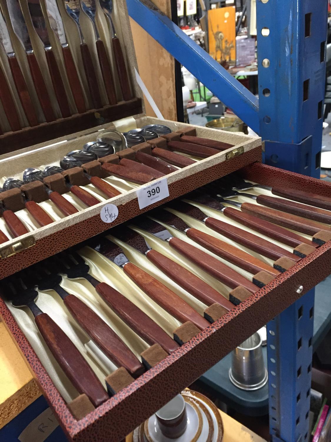 A BOXED COMPLETE CANTEEN OF CUTLERY - Image 3 of 5