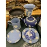 SEVEN WEDGWOOD ITEMS TO INCLUDE 6 JASPERWARE IN BLACK ' BLUE AND DARK BLUE