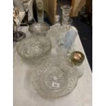 A QUANTITY OF GLASSWARE TO INCLUDE, BOWLS, GLASSES, VASES, ETC