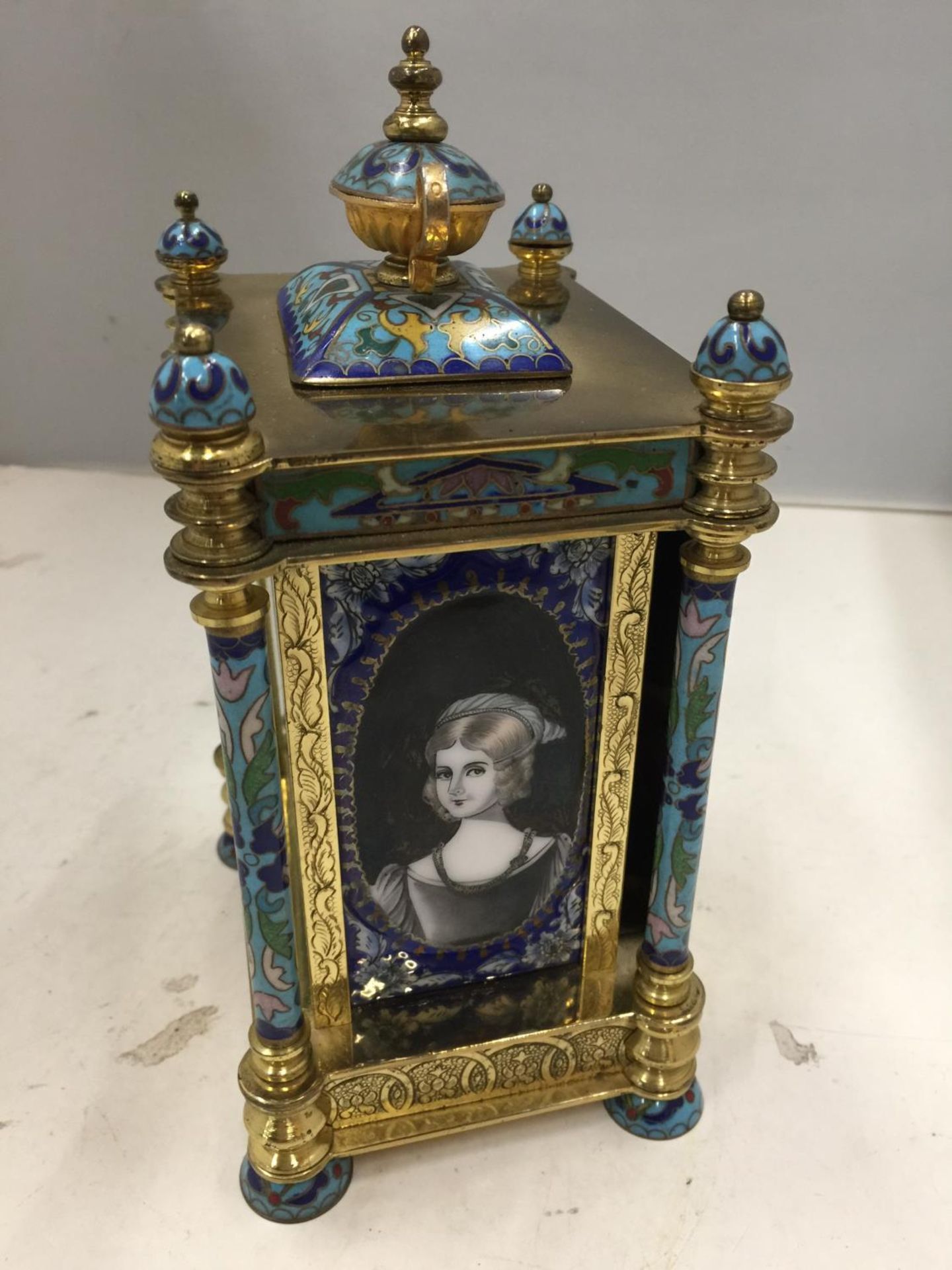 AN ORNATE CLOISONNE CARRIAGE CLOCK 22CM TALL - Image 3 of 7
