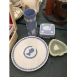 FOUR PIECES OF WEDGWOOD JASPERWARE TO INCLUDE VASE, TRINKET BOX, PLATE, ETC