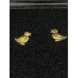 A PAIR OF 9 CARAT GOLD EARRINGS IN THE FORM OF DUCKS IN A PRESENTATION BOX