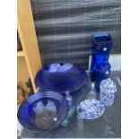 AN ASSORTMENT OF BLUE AND WHITE ITEMS TO INCLUDE GLASS BOWLS, A BLUE AND WHITE LIDDED JAR AND A DISH