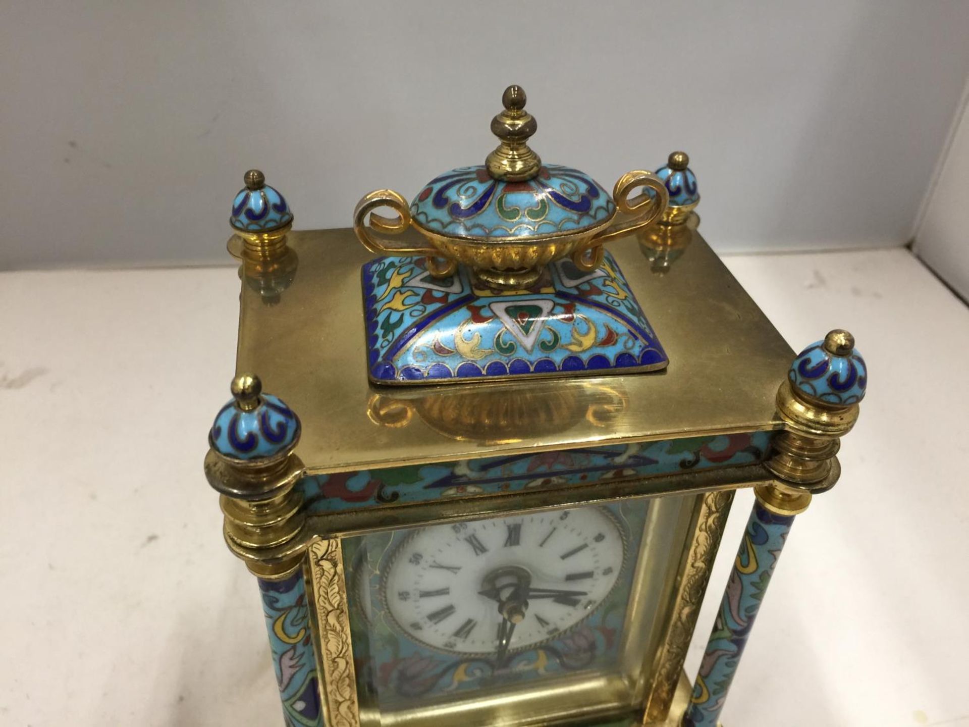 AN ORNATE CLOISONNE CARRIAGE CLOCK 22CM TALL - Image 2 of 7