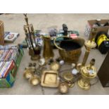 A LARGE ASSORTMENT OF BRASS WARE TO INCLUDE A BRASS COAL BUCKET, A DECORATIVE JUG, A FIRESIDE