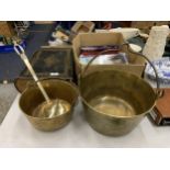 TWO HEAVY BRASS JAM PANS TO INCLUDE A LARGE BRASS LADEL. PAN DIAMETERS 22.5CM AND 28.5CM