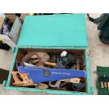 A VINTAGE TOOL CHEST CONTAINING AN ASSORTMENT OF VARIOUS TOOLS TO INCLUDE SAWS, TROWELS AND SCREW