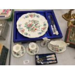 A COLLECTION OF AYNSLEY CHINA 'PEMBROKE AND 'ENGLAND' TO INCLUDE A BOXED PLATE, KNIFE AND FORK,