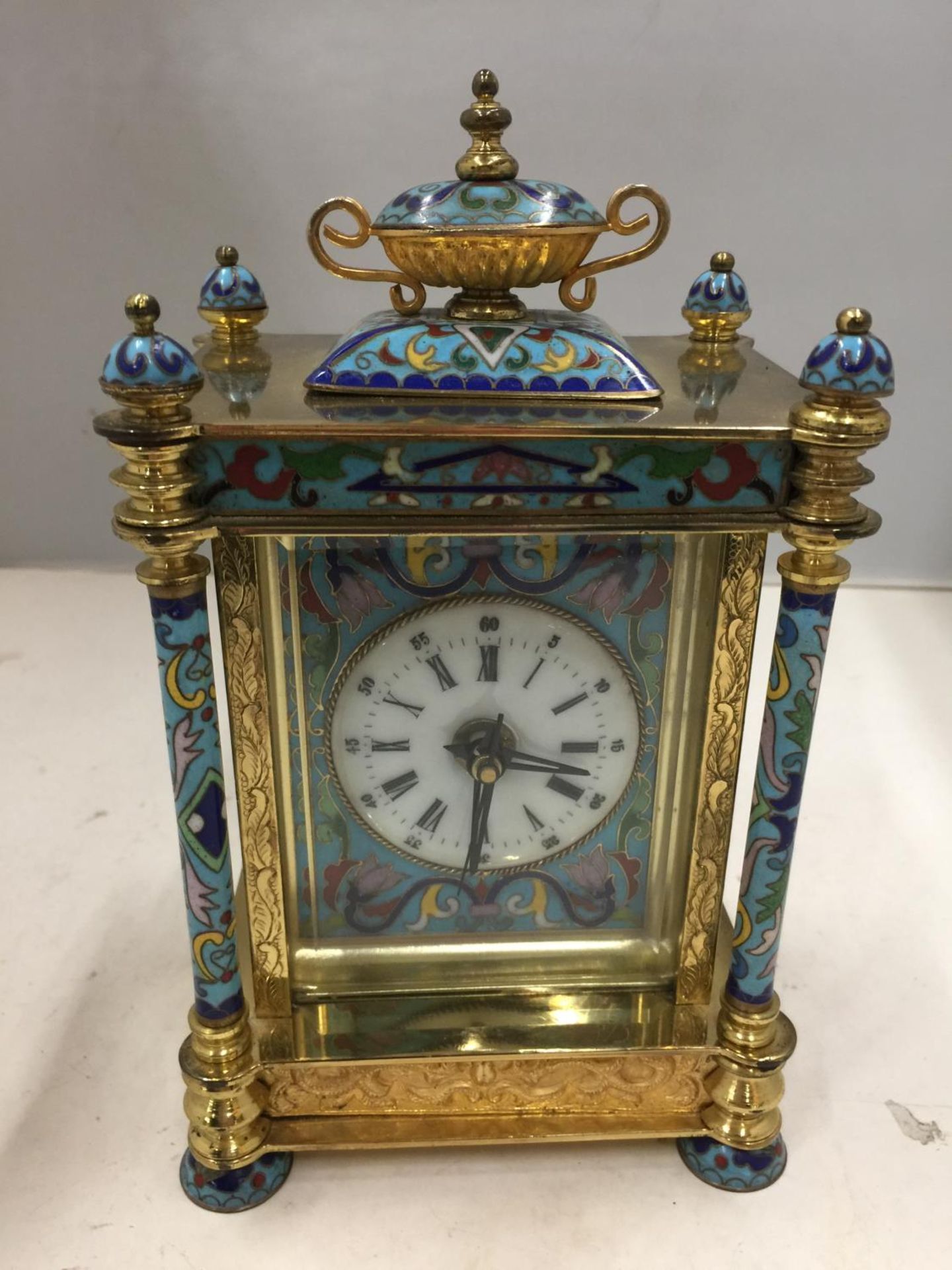AN ORNATE CLOISONNE CARRIAGE CLOCK 22CM TALL - Image 5 of 7