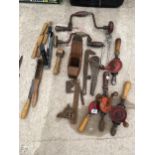AN ASSORTMENT OF HAND TOOLS TO INCLUDE BRACE DRILLS, WOOD PLANES AND PLIERS ETC