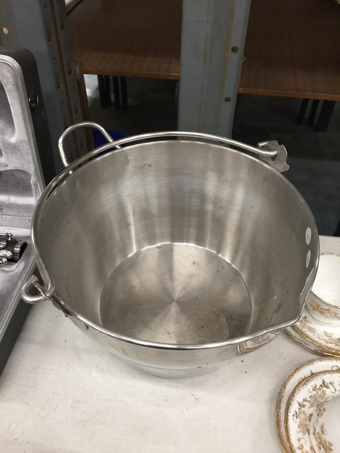 A LARGE STAINLESS STEEL COOKING POT - Image 2 of 3