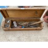 A WOODEN JOINERS CHEST TO INCLUDE AN ASSORTMENT OF VINTAGE HAND TOOLS TO INCLUDE HAMMERS, PUNCHES