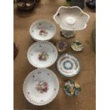 AN ASSORTMENT OF CERAMICS TO INCLUDE A BASKET WEAVE CAKE STAND AND DESSERT BOWLS WITH SIMILAR
