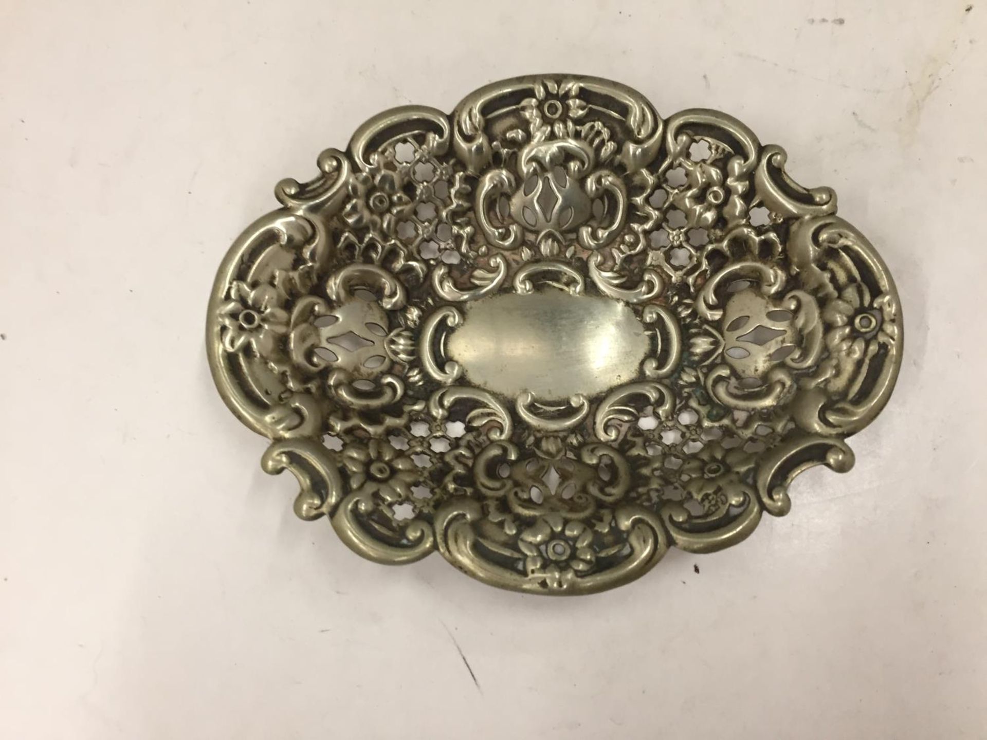 A DECORATIVE WHITE METAL DISH - Image 2 of 3