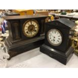 A MAHOGANY CASED MANTLE CLOCK WITH COLUMN DECORATION, MISSING GLASS TO FACE, AND A BLACK SLATE