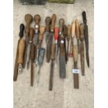 AN ASSORTMENT OF TOOLS TO INCLUDE FILES, CHISELS AND SCREW DRIVERS ETC