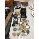 A QUANTITY OF BOXED AND UNBOXED COSTUME JEWELLERY TO INCLUDE, BROOCHES, RINGS, BANGLES, NECKLACES,
