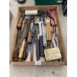 AN ASSORTMENT OF VINTAGE HAND TOOLS TO INCLUDE FILES, HAMMERS, PLIERS AND A PADLOCK ETC