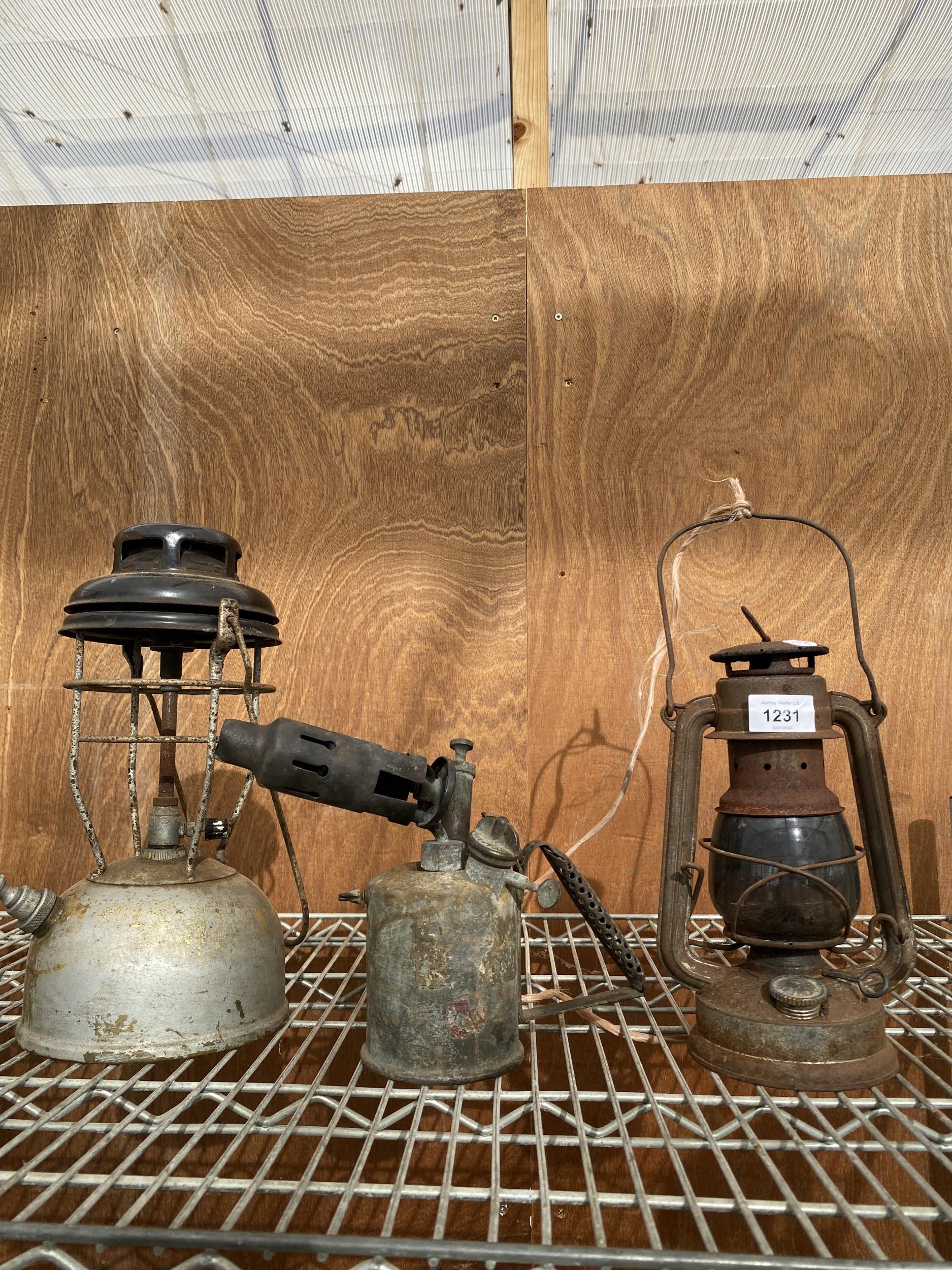 AN ASSORTMENT OF LAMPS AND BURNERS