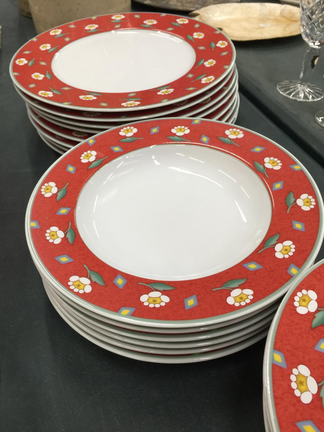 A QUANTITY OF VILLEROY & BOCH SMALL, MEDIUM AND LARGE PLATES PLUS BOWLS - Image 2 of 3