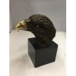 A BRONZE AMERICAN EAGLE BUST ON A MARBLE BASE HEIGHT 21CM