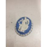 A BLUE AND WHITE WEDGWOOD PLAQUE H:6.5 CM W:5.5 CM