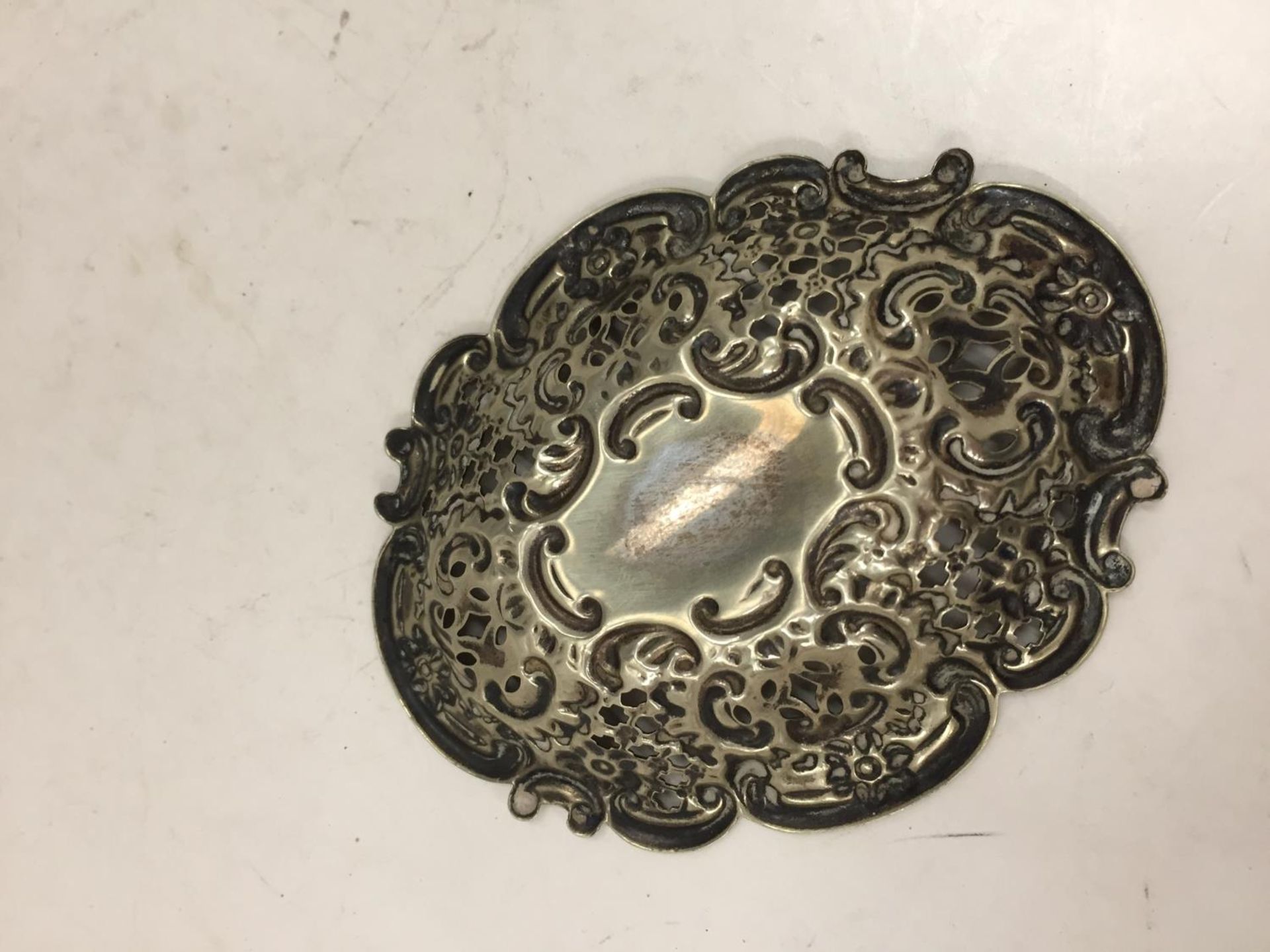 A DECORATIVE WHITE METAL DISH - Image 3 of 3