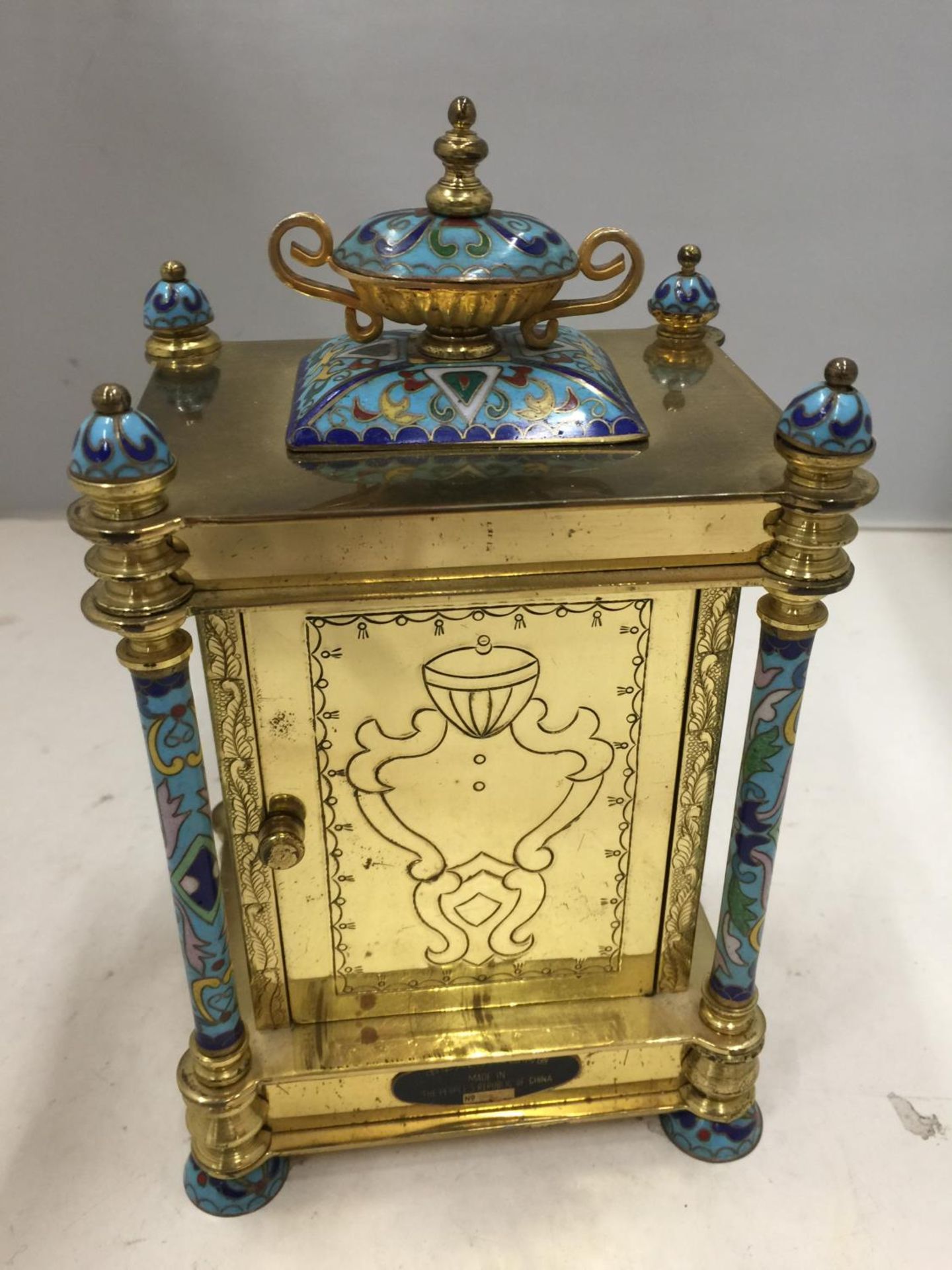 AN ORNATE CLOISONNE CARRIAGE CLOCK 22CM TALL - Image 6 of 7