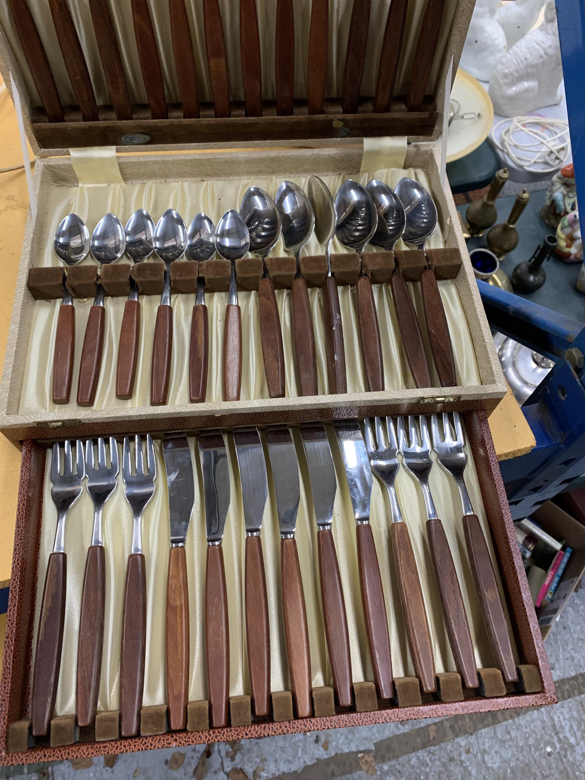 A BOXED COMPLETE CANTEEN OF CUTLERY - Image 4 of 5