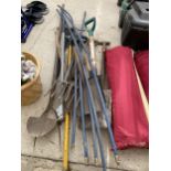 AN ASSORTMENT OF GARDEN TOOLS TO INCLUDE DRAINING RODS, SHOVELS AND FORKS ETC
