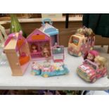 AN ASSORTMENT OF CHILDRENS TOYS TO INCLUDE DOLLS AND ACESSORIES