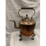 A LARGE VINTAGE COPPER KETTLE ON A COPPER TRIVET HEIGHT APPROX 32CM