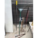 AN ASSORTMENT OF GARDEN TOOLS TO INCLUDE A SPADE, A FORK AND A RAKE ETC