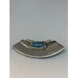 A MARKED SILVER 1930'S ART DECO STYLE BROOCH