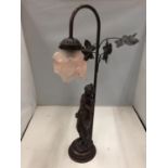 A TABLE LAMP WITH A FLORAL GLASS SHADE AND A LADY FIGURINE HEIGHT 55CM