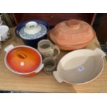 AN ASSORTMENT OF ITEMS TO INCLUDE A LE CREUSET CASEROLE DISH, A STONE WARE TANKARD AND A
