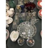 A QUANTITY OF GLASSWARE TO INCLUDEE OIL JUGS, JUGS, SERVING DISH, PLUS A MURANO STYLE HANDBAG