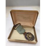 A HALLMARKED SILVER BIRMINIGHAM 1921 MASONIC MEDAL COMPLETE WITH RIBBON AND PRESENTATION BOX