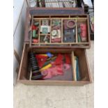 A VINTAGE WOODEN STORAGE CHEST CONTAINING A LARGE QUANTITY OF MECCANO