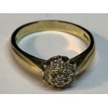 A 9 CARAT GOLD RING WITH DIAMONDS IN A CLUSTER DESIGN SIZE Q