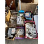 AN ASSORTMENT OF HOUSEHOLD CLEARANCE ITEMS TO INCLUDE GLASS WARE, CERAMICS AND BOOKS ETC