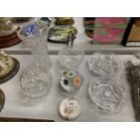 A QUANTITY OF GLASSWARE TO INCLUDE, PAPERWEIGHTS, VASES, BOWLS, ETC