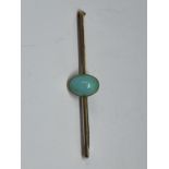 A 9 CARAT GOLD PIN BROOCH WITH TURQUOISE NAVAJO STYLE STONE IN A PRESENTATION BOX